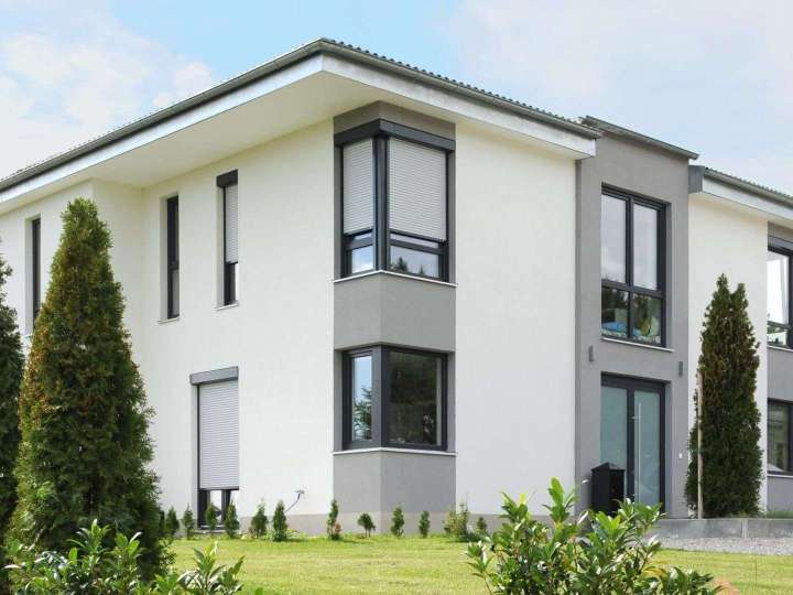 modernes weiß-graues Haus mit Fenstern