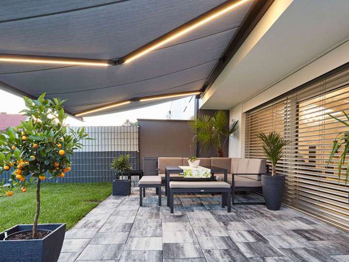 beleuchtete PAN 7040 Markise über einer Terrasse